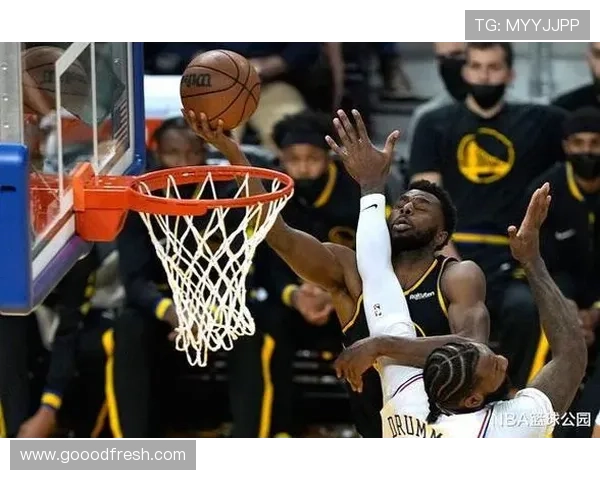 史密斯隔人暴扣引爆篮球公园本周精彩瞬间回顾