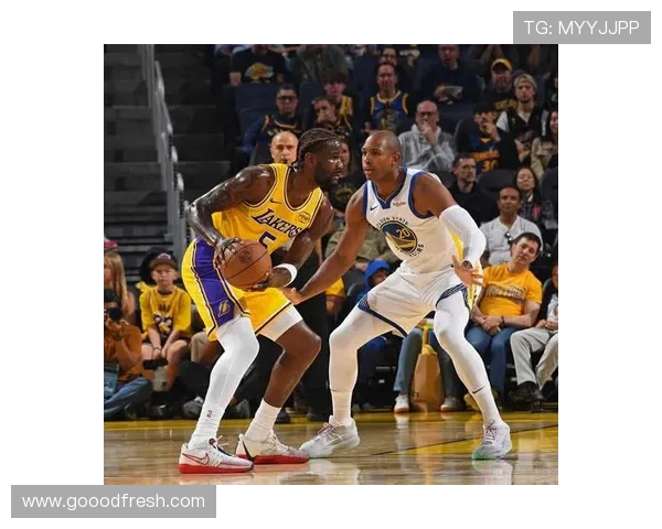 艾顿命中中场三分展统治力 库里场边神秘反应引全场热议 艾顿命中中场三分展统治力 库里场边神秘反应引全场热议